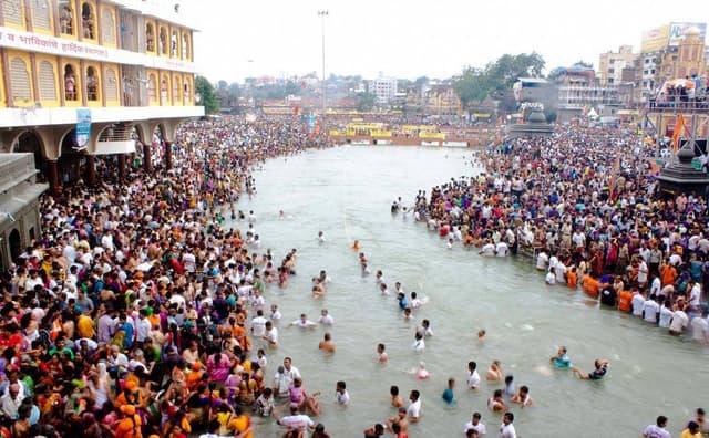 priests performing aarti